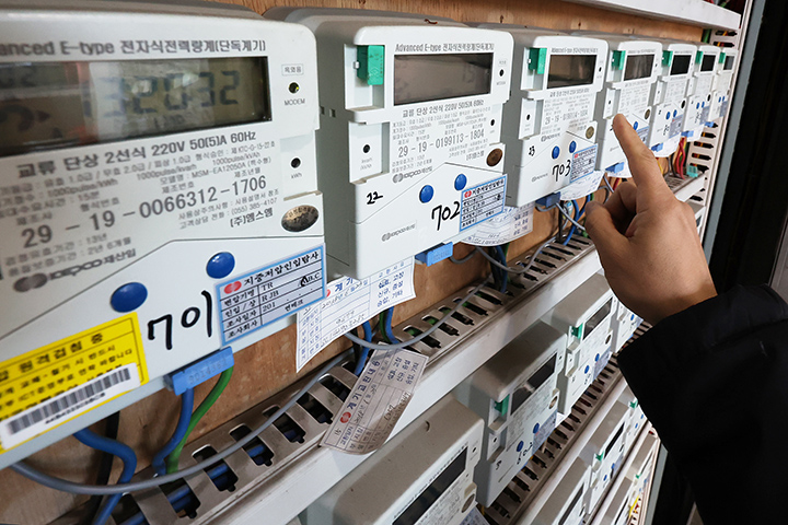 서울의 한 오피스텔 건물에서 관계자가 전기 계량기를 살펴보고 있다. 2025.12.22 (ⓒ뉴스1, 무단 전재-재배포 금지)