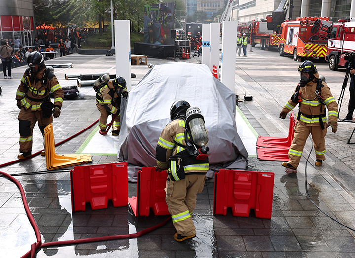 서울 강남구 코엑스에서 열린 '2025 강남구 안전한국훈련'에서 소방대원들이 전기차 화재진압을 위해 이동식 소화수조를 조립하고 있다. 2025.10.20 (ⓒ뉴스1, 무단 전재-재배포 금지)