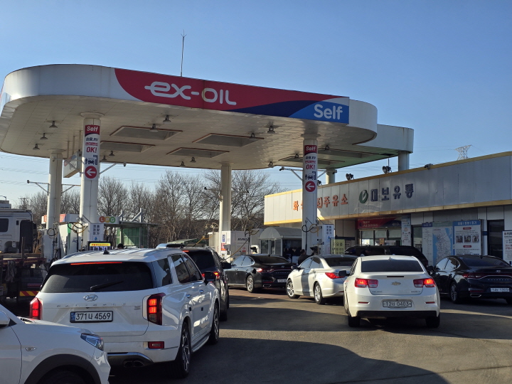 고유가로 인해 상대적으로 저렴한 고속도로 휴게소 알뜰주유소로 몰린 차량들.