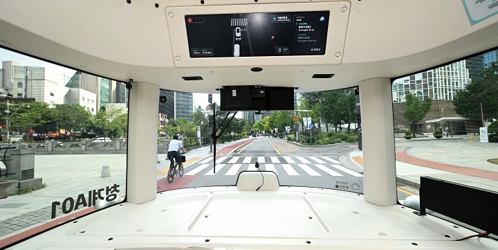 운전석이 없는 자율주행 셔틀버스가 도로 상황을 스스로 판단하며 서울 청계천 도로를 달리고 있다.