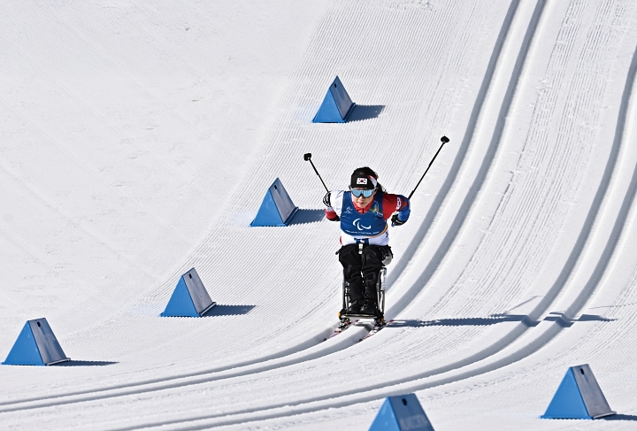 '19세 철인' 김윤지 선수는 '바이애슬론 여자 스프린트 좌식 12.5㎞' 금메달, '크로스컨트리스키 여자 스프린트 좌식' '크로스컨트리스키 여자 10㎞ 인터벌 스타트'에서 각각 은메달을 따냈다.