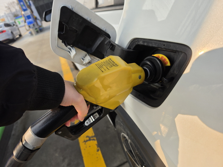 저렴한 주유소를 찾아, 주유했다.