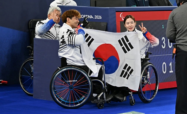 휠체어컬링 믹스더블 대표팀 이용석(왼쪽), 백혜진 선수가 은메달을 따낸 후 태극기 세리머니를 하고 있다.