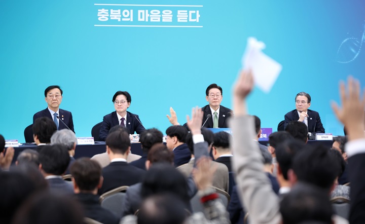 이재명 대통령이 13일 충북 청주오스코에서 열린 '충북의 마음을 듣다' 타운홀미팅 간담회에서 참석자들의 발언권 요청을 받고 있다. 2026.3.13(사진=저작권자(c) 연합뉴스, 무단 전재-재배포 금지)