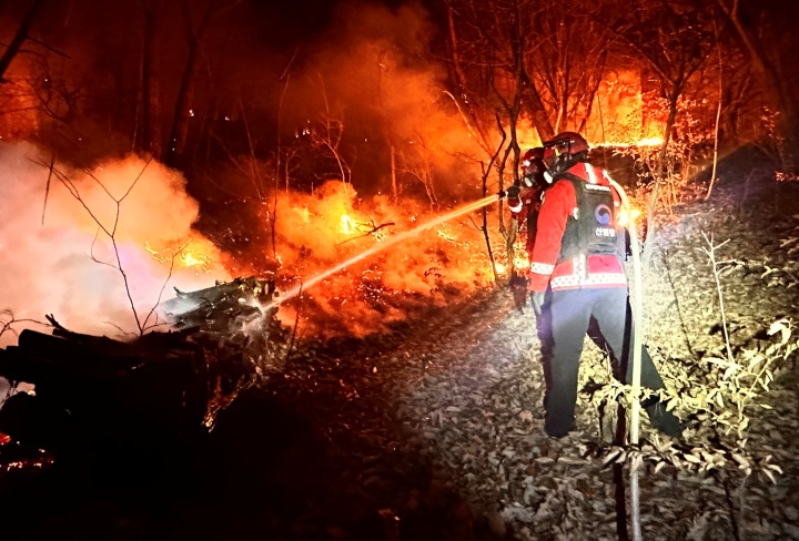 지난 2월 23일 경상남도 밀양시에서 발생한 산불을 진화 중인 산불재난특수진화대원(산림청 제공)