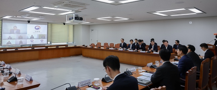 임광현 국세청장이 13일 석유 최고가격제·매점매석 대응을 위한 지방청장회의를 주재하고 있다.(국세청 제공)