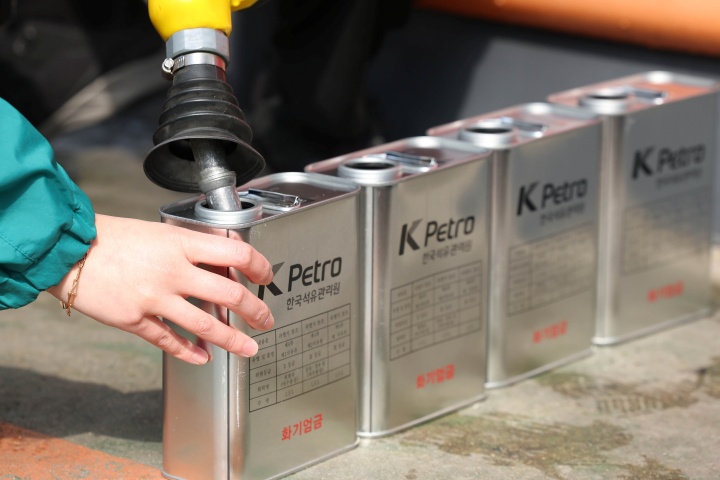대구 남구의 한 주유소에서 한국석유관리원, 한국주유소협회 등 관계자들이 휘발유·경유의 정량 및 품질, 가격 등을 합동점검하고 있다. (사진은 기사와 관계 없음) 2026.3.12. (ⓒ연합뉴스, 무단 전재-재배포 금지)