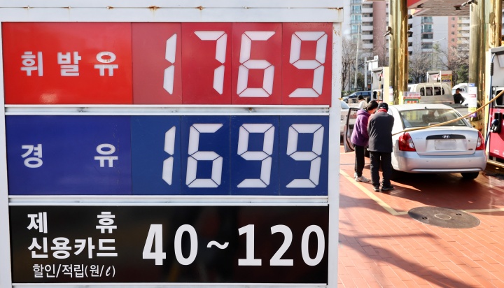 석유제품 최고가격제 시행 첫날인 13일 서울의 한 주유소에 휘발유·경유 가격이 표시되어 있다.(ⓒ뉴스1, 무단 전재-재배포 금지)