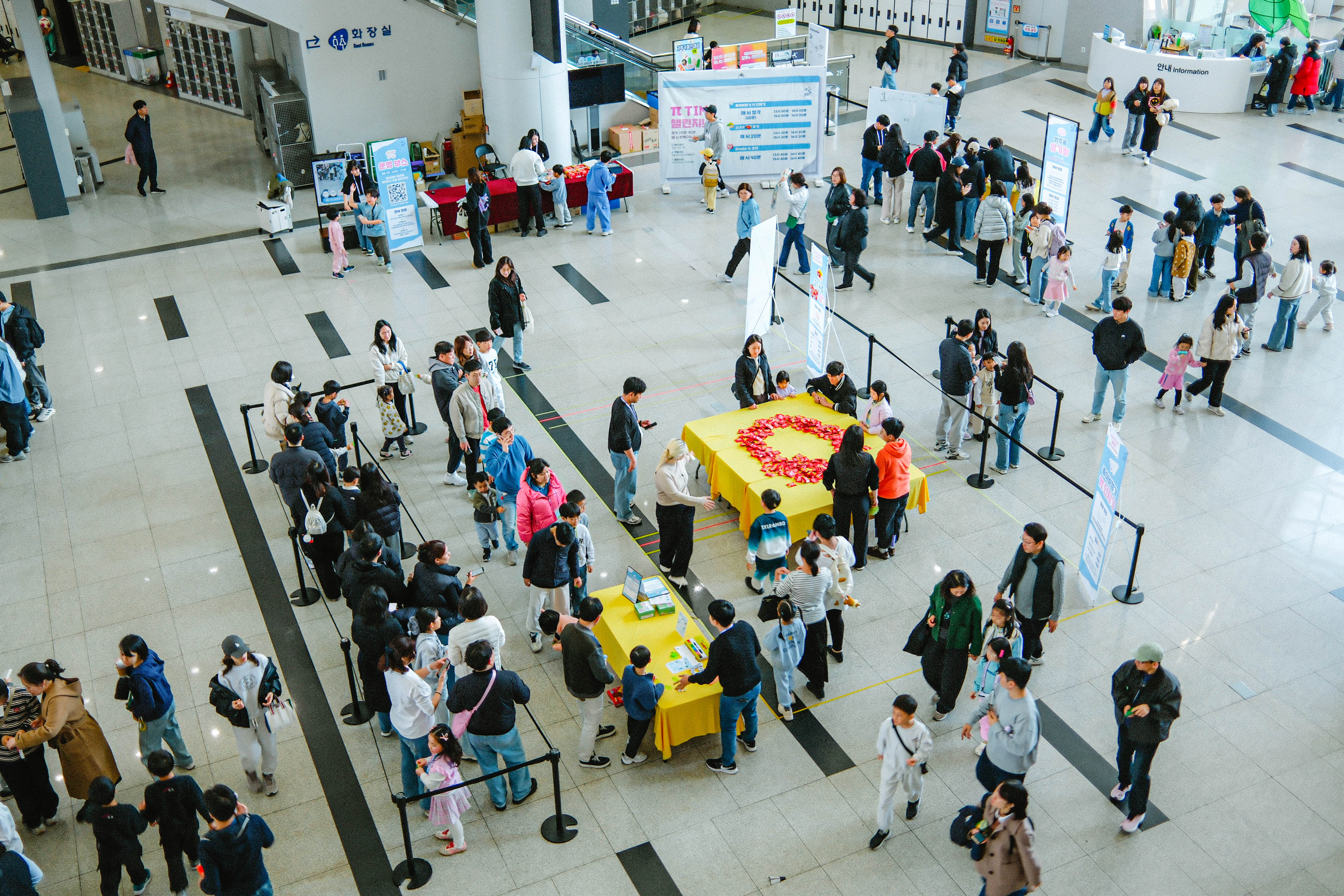 파이데이 행사에 참여한 가족들의 모습