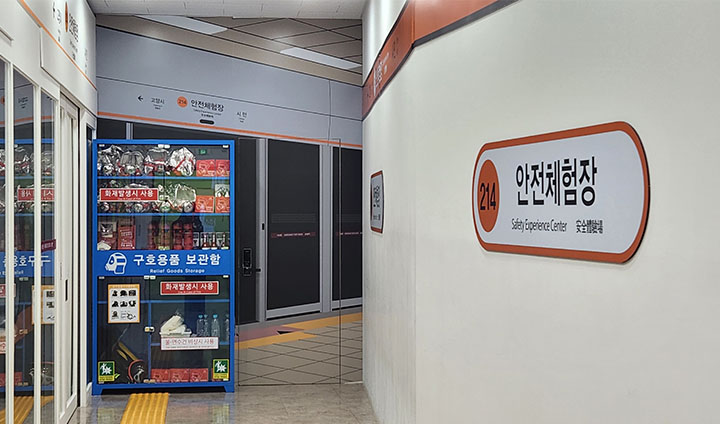 지하철 내부에 마련되어 있는 비상안전장치의 종류를 살펴보고, 내부에서 역사 바깥까지 어떻게 탈출할 수 있는지 꼼꼼히 시뮬레이션 했다.