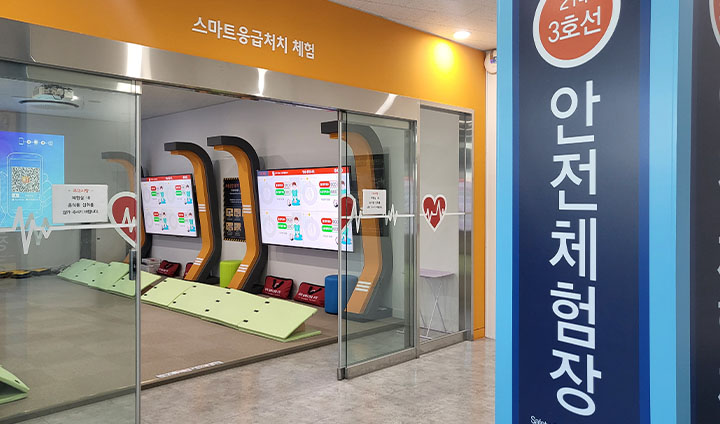 심폐소생술은 우리 일상에서 의외로 빈번하게 사용되는 응급처치 기술이다. 신고법, 순서, 방법을 꼼꼼히 알아두어 언제 어디서 발생할지 모르는 위급 상황에 대비해보자.