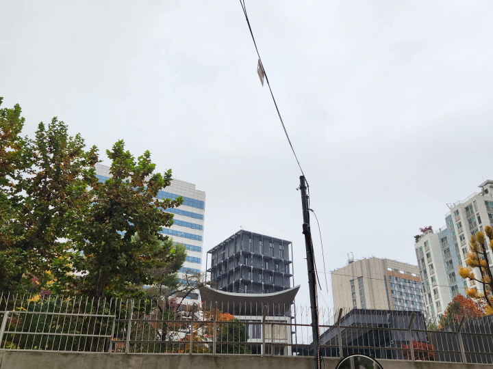 한국 전통 건축의 곡선을 떠올리게 하는 주한프랑스대사관 건물의 지붕 형태는 건축가 김중업이 설계했다.