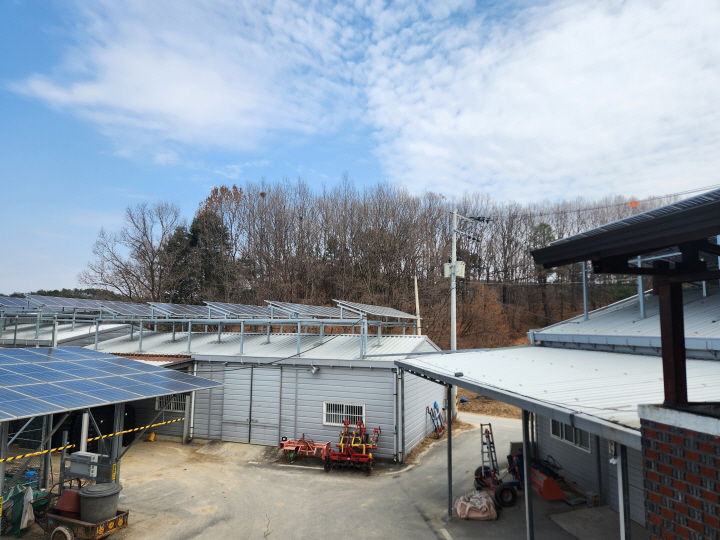 태양광 발전은 농업 외에 비교적 안정적인 부수입원이 될 수 있다. 마을이 공동으로 발전 설비를 운영하고 수익을 공유하면서 농촌 공동체를 유지하는 새로운 기반이 될 수 있다.