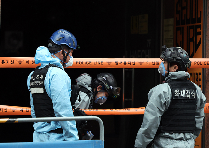 서울 중구 소공동의 한 캡슐호텔에서 발생한 화재사고에 경찰과 소방당국 등 관계자들이 합동감식을 진행하고 있다. 2026.3.15 (ⓒ뉴스1, 무단 전재-재배포 금지)