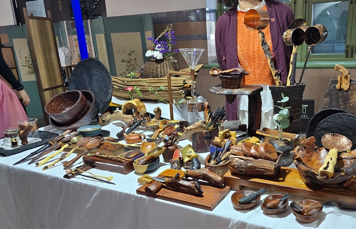 다양한 물품의 정부조달 문화상품들을 할인해 팔고 있었다.