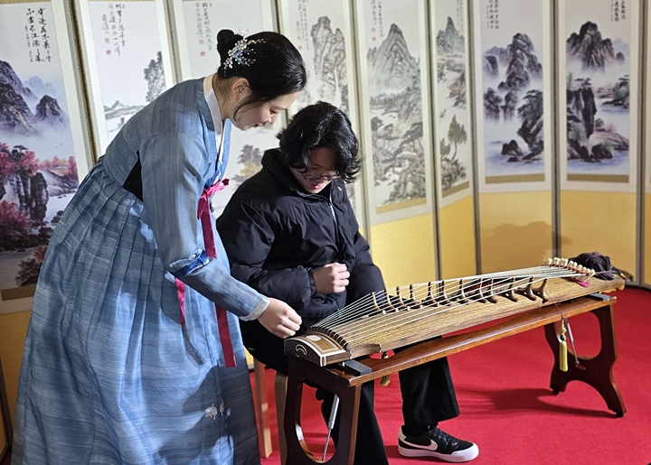 작가가 가야금을 알려주고 있다.