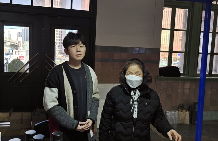 장애인표준사업장 반려인을 운영하는 박진성 작가와 어머니.