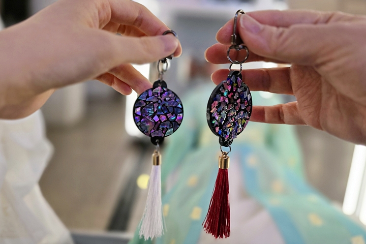 딸과 함께 체험한 자개 키링.