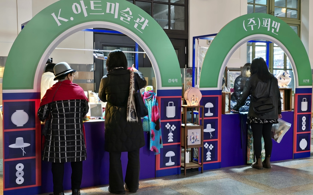 관람객들이 판매부스에서 둘러보고 있다.