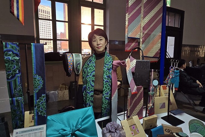 (주)유니크리아트 황윤희 대표.