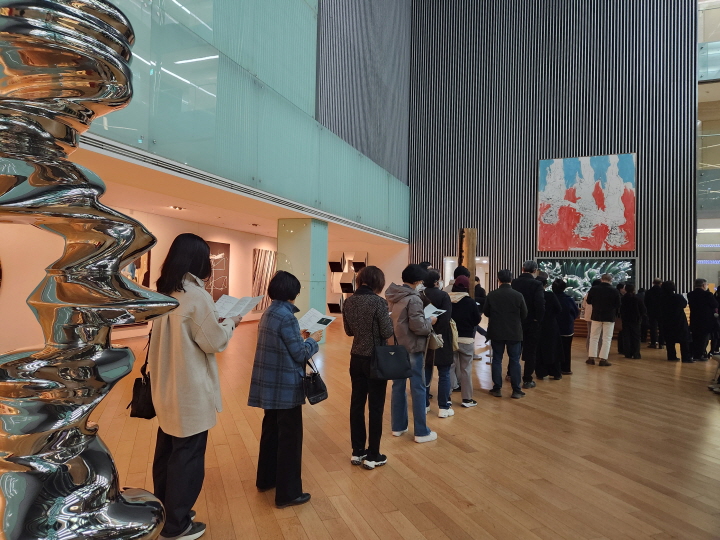 프랑스 피아니스트 클래르 데제르의 공연이 열리는 날, 많은 사람들이 공연을 관람하러 왔다.