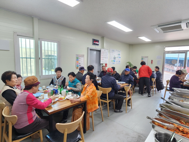 월요일부터 토요일까지 주 6회 점심시간에 마을 주민들이 모여서 식사를 한다. 마을공동체의 일상을 엿볼 수 있다.