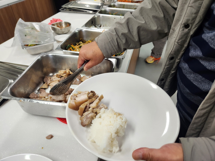 구양리 새마을식당은 마을 주민 누구나 무료로 이용할 수 있다. 마을 수익으로 식당 운영비를 지원하고 있다.