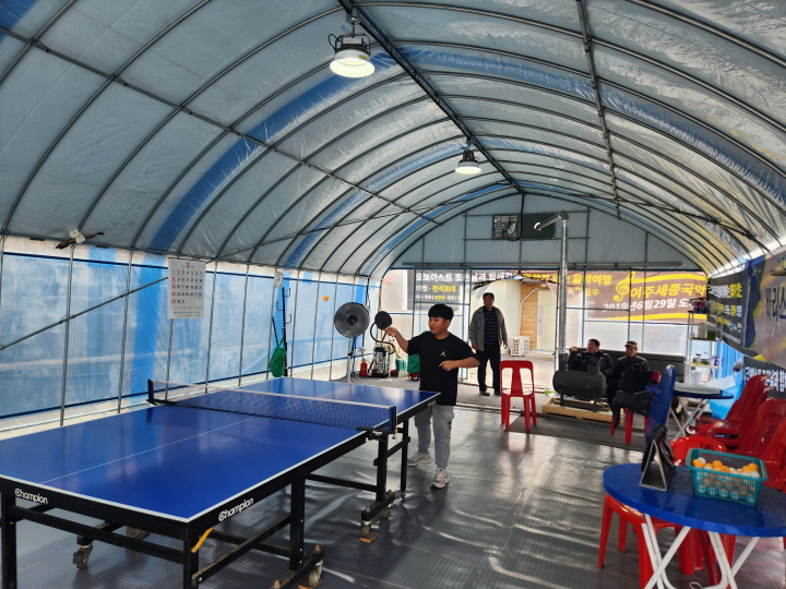 태양광 수익은 탁구장과 사랑방 같은 주민 여가공간 운영, 문화공연 관람, 마을행사, 단합여행 등에도 활용하고 있다.