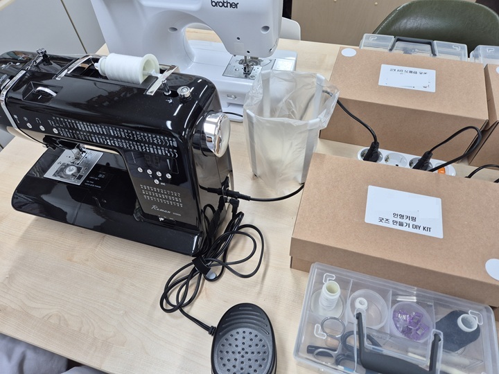 학교, 집에서 배우기 어려운 재봉틀을 학교밖늘봄으로 배움.