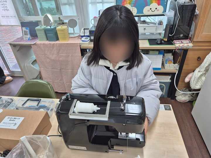 학교밖늘봄으로 배우는 소잉(재봉틀 공예 활동).