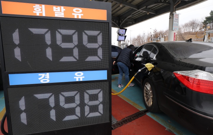 석유 최고가격제 시행 첫 주말을 맞은 15일 서울 서초구 만남의광장 주유소에서 시민들이 주유를 하고 있다. 2026.3.15 (ⓒ뉴스1, 무단 전재-재배포 금지)