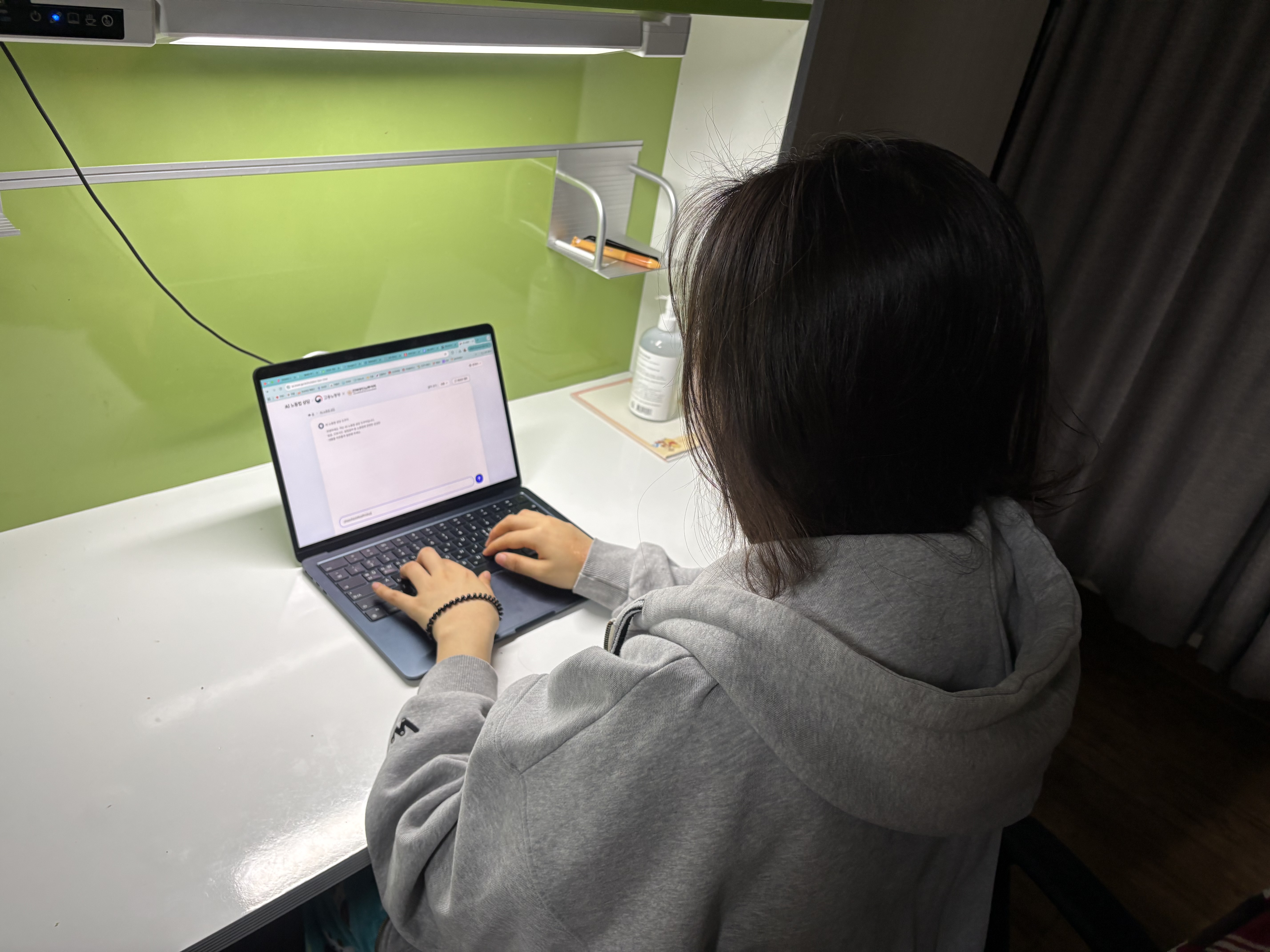 이른 일요일 아침 'AI 노동법 상담'을 이용중인 모습