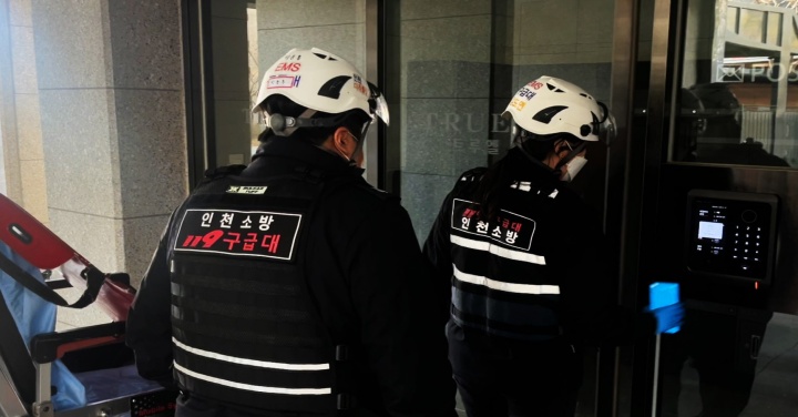 구급대원들이 119패스를 이용해 아파트 공동현관문을 지체없이 통과하고 있다.(소방청 제공)