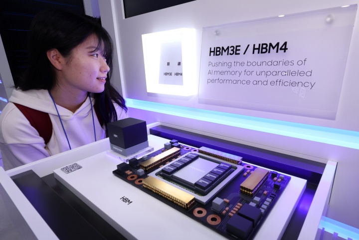 서울 강남구 코엑스에서 열린 제27회 반도체 대전(SEDEX 2025)을 찾은 관람객이 삼성전자 부스에서 HBM4를 둘러보고 있다. 2025.10.22 (ⓒ뉴스1, 무단 전재-재배포 금지)