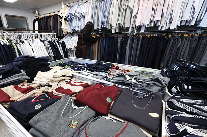 서울 송파구 나눔교복매장에서 관계자가 교복을 정리하고 있다. (사진은 기사 내용과 직접적 관련 없음) 2026.2.19 (ⓒ뉴스1, 무단 전재-재배포 금지)