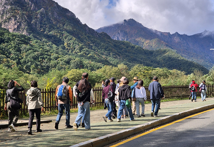 강원 속초시 설악산국립공원 입구에서 탐방객들이 줄지어 들어서고 있다. 202510.23 (ⓒ뉴스1, 무단 전재-재배포 금지)
