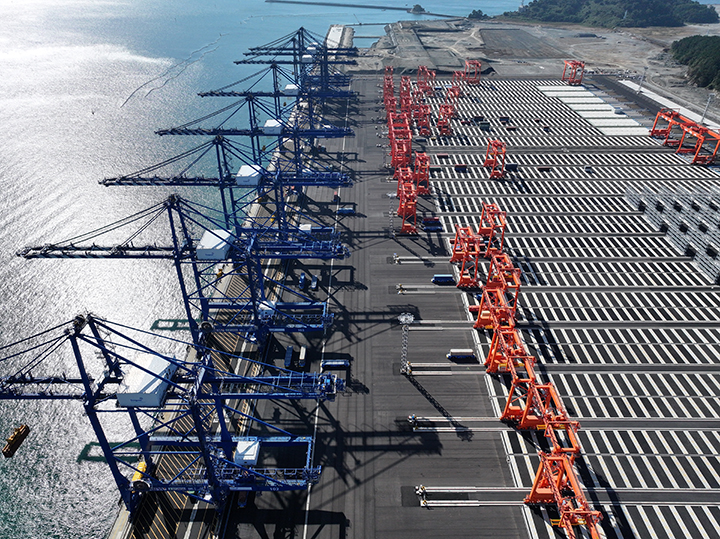 국내 첫 완전 자동화 항만으로 지어진 부산항 신항 서컨테이너부두 2-5단계 준공 모습.2023.10.27.(사진=저작권자(c) 연합뉴스, 무단 전재-재배포 금지)