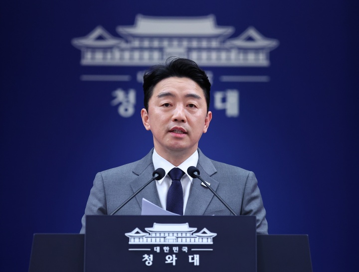 이재명 대통령 전략경제협력 특사로 아랍에미리트(UAE)를 방문하고 귀국한 강훈식 비서실장이 18일 청와대 춘추관에서 특사 활동 관련 브리핑을 하고 있다.(사진=저작권자(c) 연합뉴스, 무단 전재-재배포 금지)