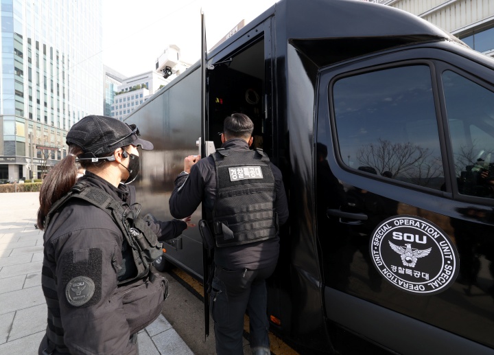 18일 오후 경찰특공대원이 방탄소년단(BTS) 공연에 대비해 서울 종로구 광화문광장 인근에 세워진 안티드론차량에 탑승하고 있다.(ⓒ뉴스1, 공동취재, 무단 전재-재배포 금지)