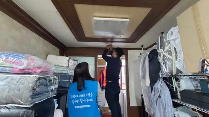 대구시 달서구에는 저소득 취약계층에 화재경보기와 가스차단기를 설치해 주는 사업이 있다