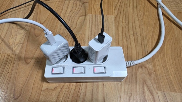 많은 코드가 꽂혀 있는 멀티탭