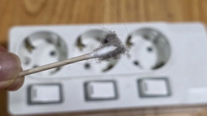 오래된 콘센트에는 먼지가 쌓여 화재 위험이 있다