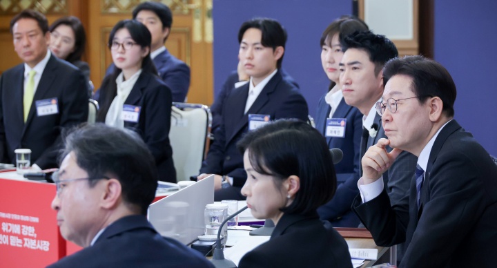 이재명 대통령이 18일 청와대에서 열린 자본시장 안정과 정상화 간담회에서 참석자의 발언을 듣고 있다.(ⓒ뉴스1, 무단 전재-재배포 금지)