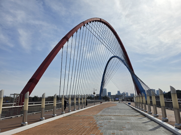 국립중앙과학관에서 엑스포다리를 건너면, 한밭 수목원에 도착한다. 꿈에서 쉼으로 넘어가는 공간.