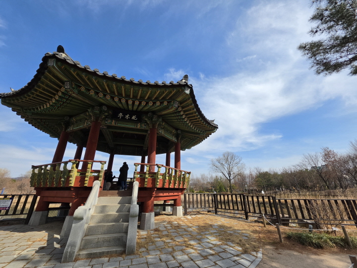 쉬어갈 수 있는 정자.