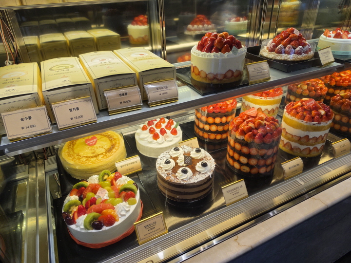 성심당의 상징, 딸기시루 등 케이크.