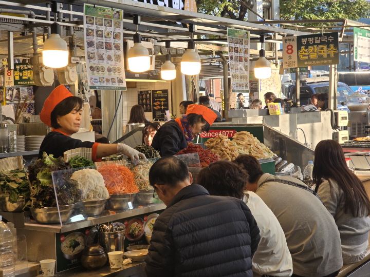 외국인 관광객이 자주 찾는 광장시장.