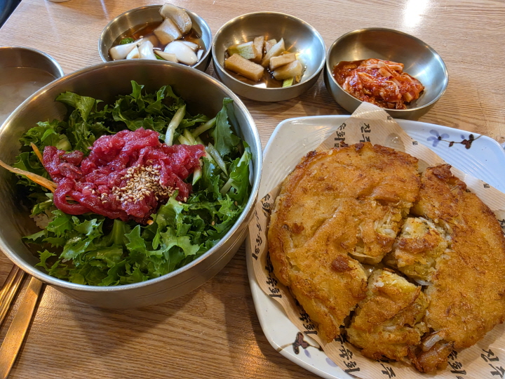 광장시장에서 먹은 육회비빔밥과 빈대떡. 음식은 한국을 경험하는 중요한 요소 중 하나다.