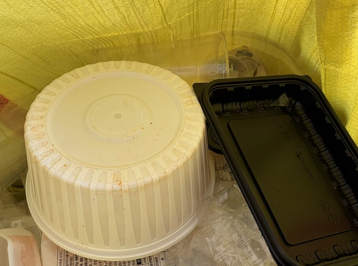 집 근처 분리배출구역에서 확인할 수 있던 모습이다.