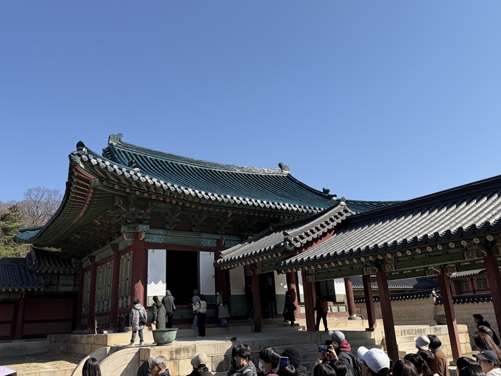 선정전의 푸른 단청